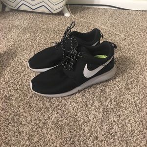 Black nike roshes
